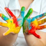 26592654-niña-y-niño-las-manos-pintadas-en-las-pinturas-de-colores